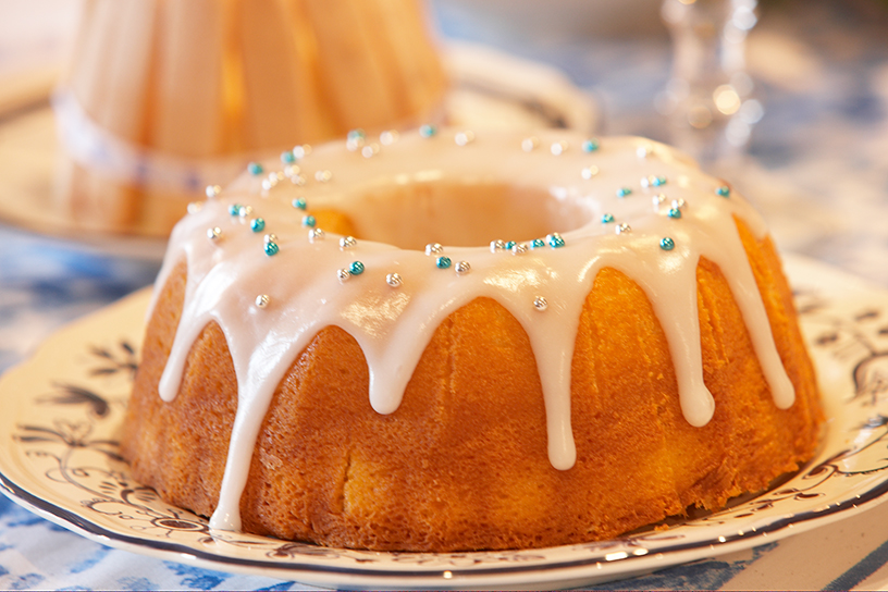 Tulband met wit glazuur en kleine blauwe en zilveren pareltjes